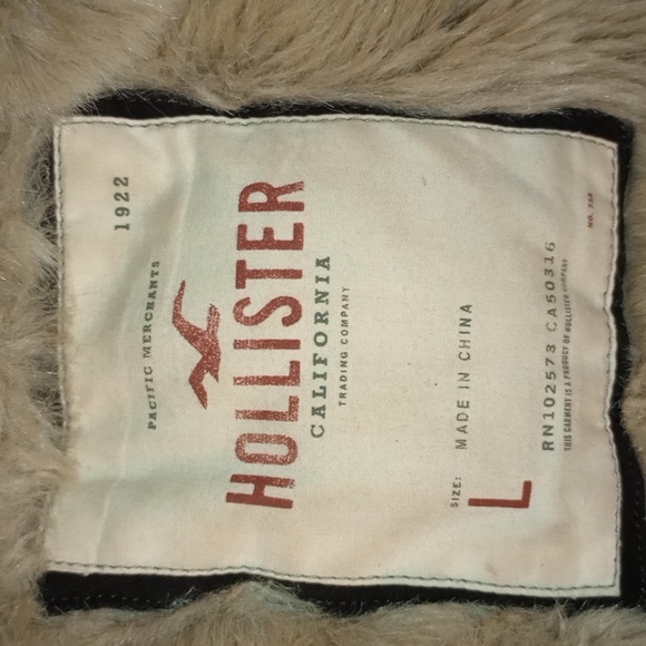 Hollister women's winter coat, fur on the inside and hood. Pretty much brand new - Picture 1 of 5